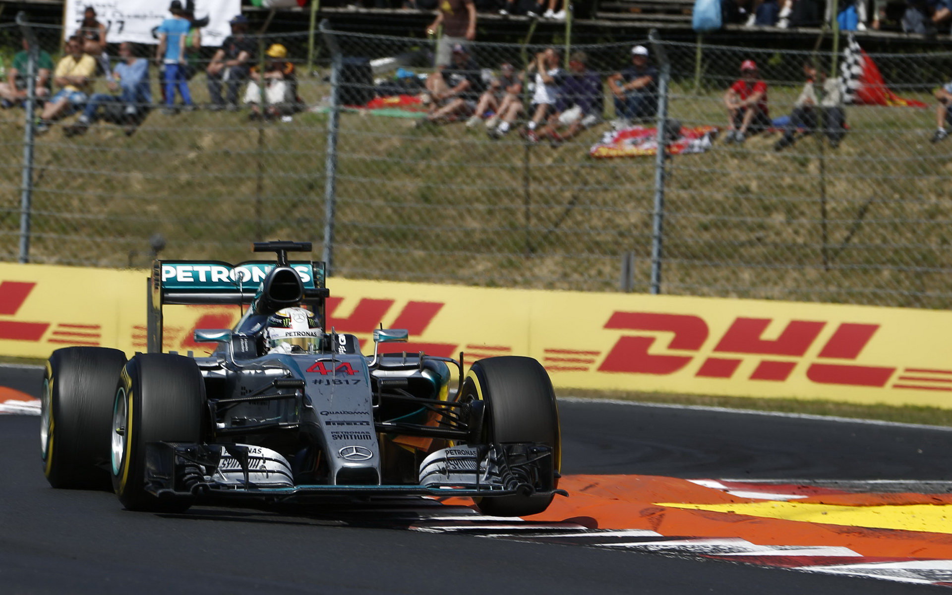 Loni zajel pole-position Lewis Hamilton - 1:22,020