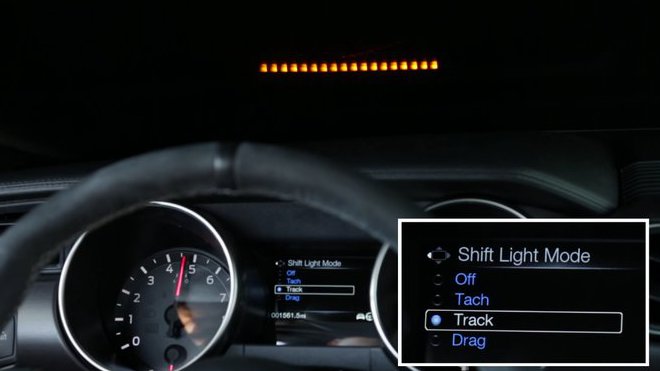 Nový systém Performance Shift Light Indicator pomáhá řidiči poznat optimální čas pro přeřazení.