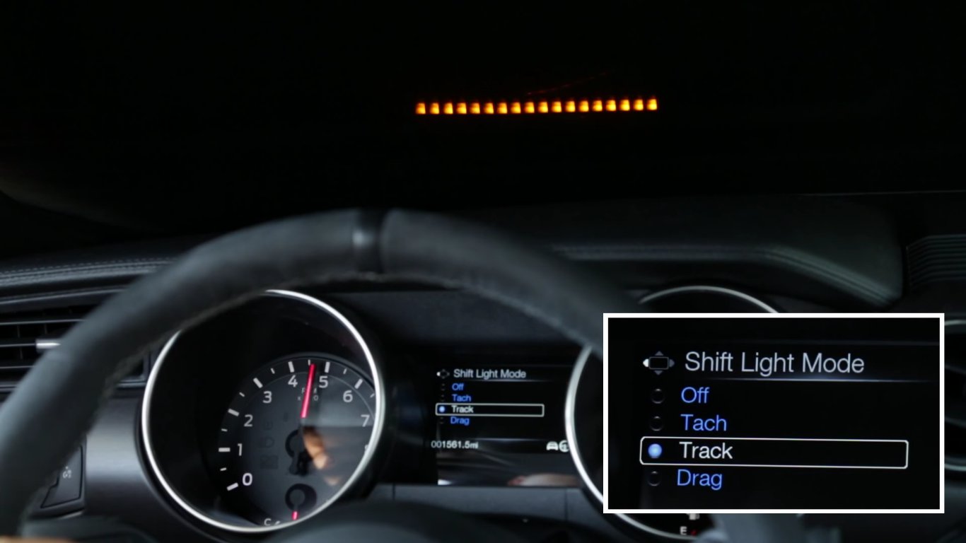 Nový systém Performance Shift Light Indicator pomáhá řidiči poznat optimální čas pro přeřazení.