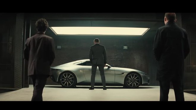 James Bond se seznamuje s novým Aston Martinem DB10.