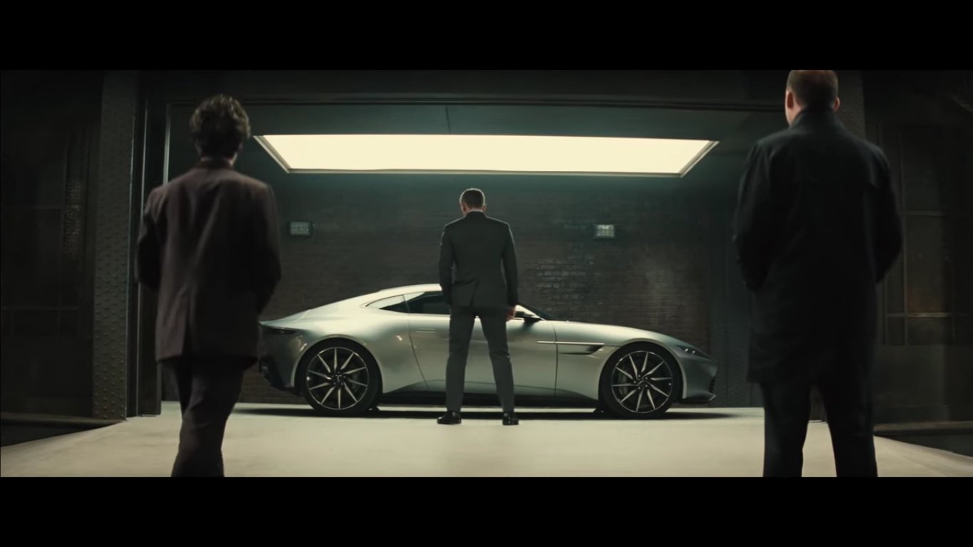James Bond se seznamuje s novým Aston Martinem DB10.