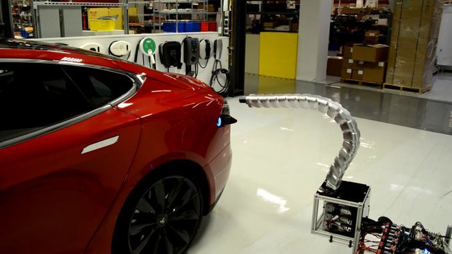 Tesla světu představuje prototyp robotického "hada" který by měl usnadnit průběh nabíjení elektromobilů.