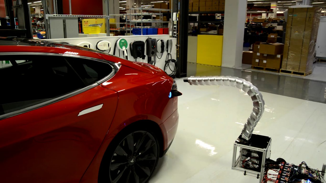 Tesla světu představuje prototyp robotického "hada" který by měl usnadnit průběh nabíjení elektromobilů.