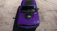 Dodge Challenger v zářivé barvě plum.