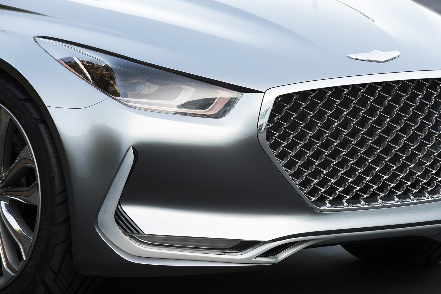 Hyundai Vision G se pyšní agresivně vyhlížející maskou chladiče i světlomety.