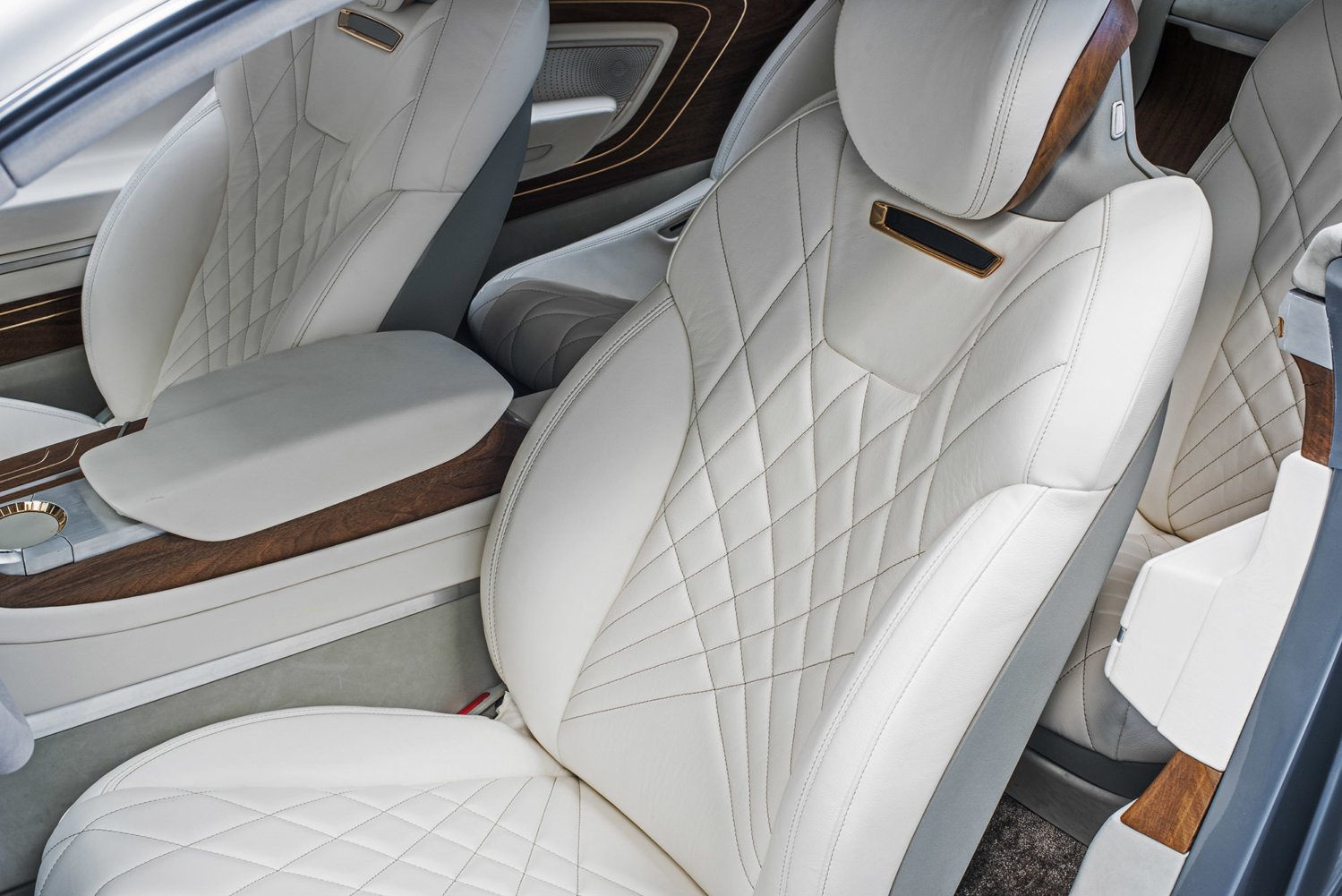 Sedadla Hyundai Vision G jsou potažené pravou kůží s luxusně vyhlížejícím prošívaným vzorem.
