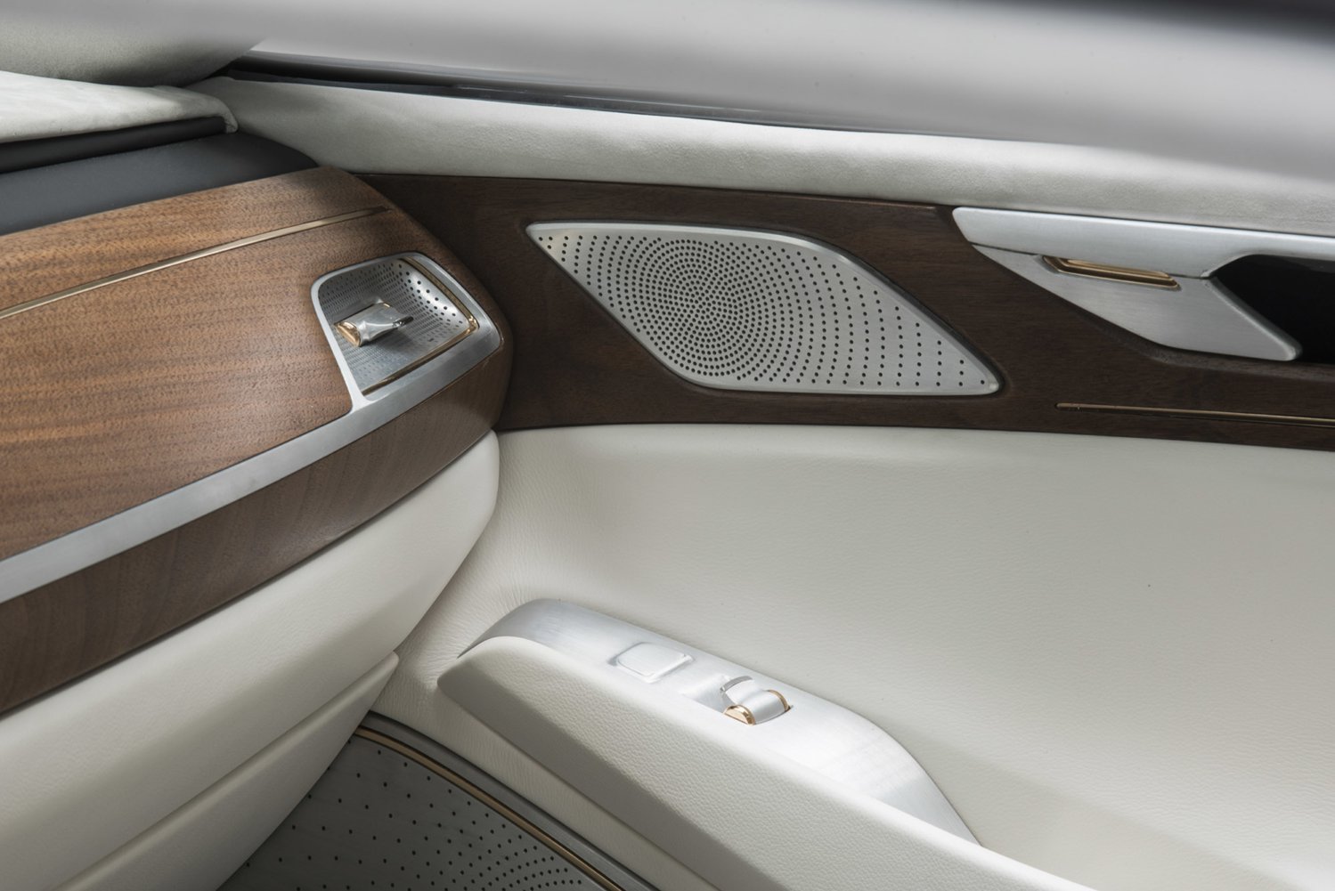 Hyundai Vision G je plný těch nejkvalitnějších materiálů včetně pravé kůže, dřeva a leštěného hliníku.
