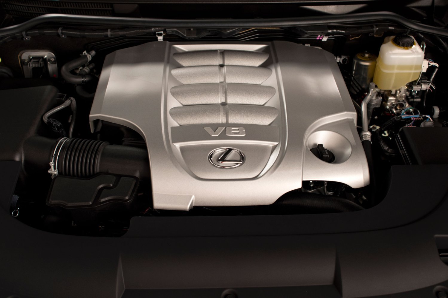 Lexus LX 570 je poháněn motorem V8 5,7 litru s výkonem 383 koní.