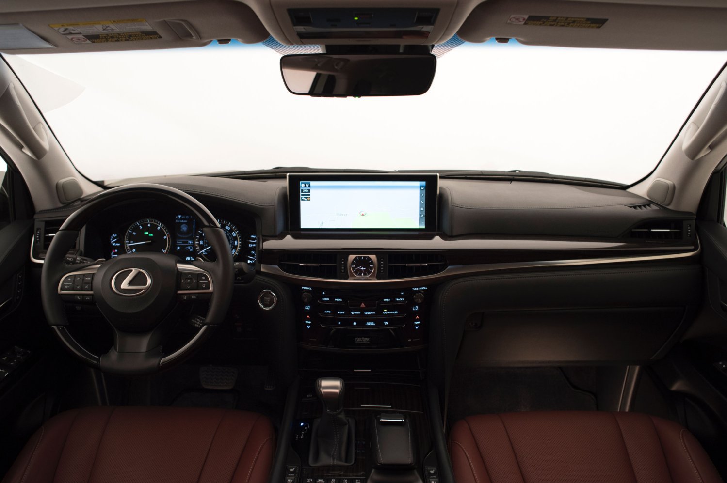 Lexus LX 570 se pyšní i novým palubním systémem který je řidiči zprostředkován skrze nový rozměrný dotykový display.