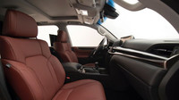Interiér Lexusu LX 570 působí velmi luxusně.
