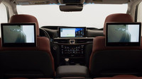 V Lexusu LX 570 je k dispozici i zábavní systém s dvojicí jedenáctipalcových displayů pro cestující na zadních sedadlech.