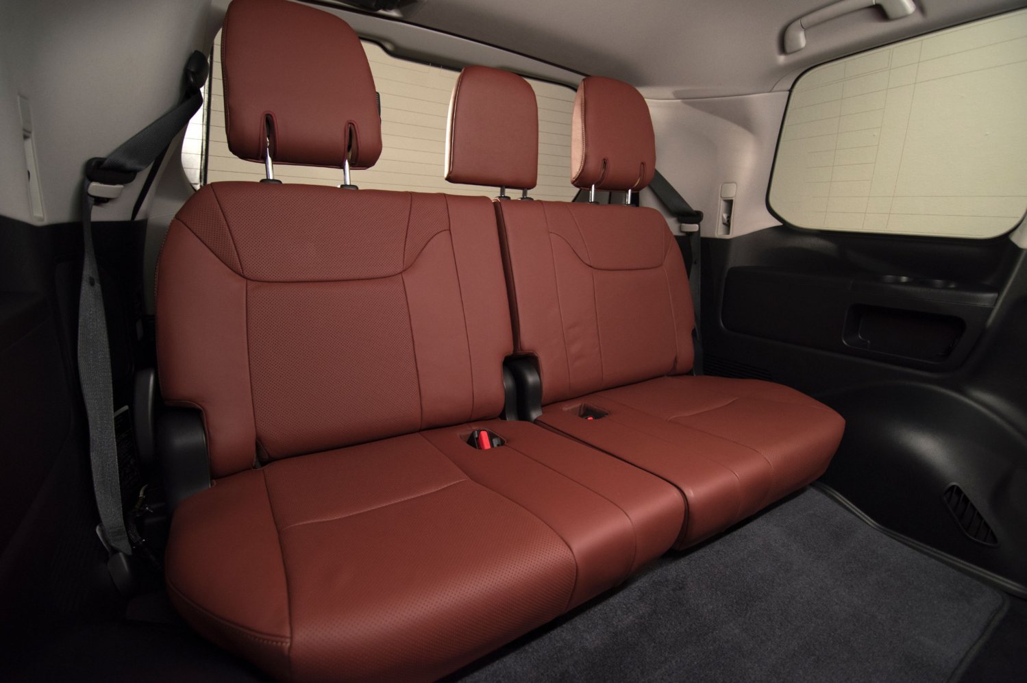 Lexus LX 570 nabzí i na třetí řadě sedadel místo pro 3 cestující.
