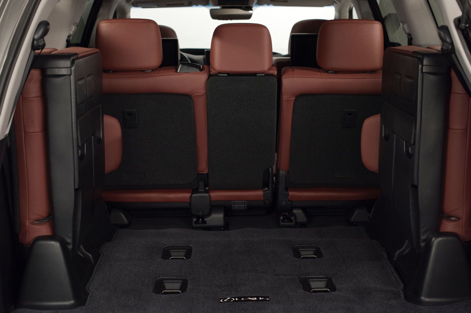 Po složení sedadel Lexus LX 570 nabídne prostorný kufr.
