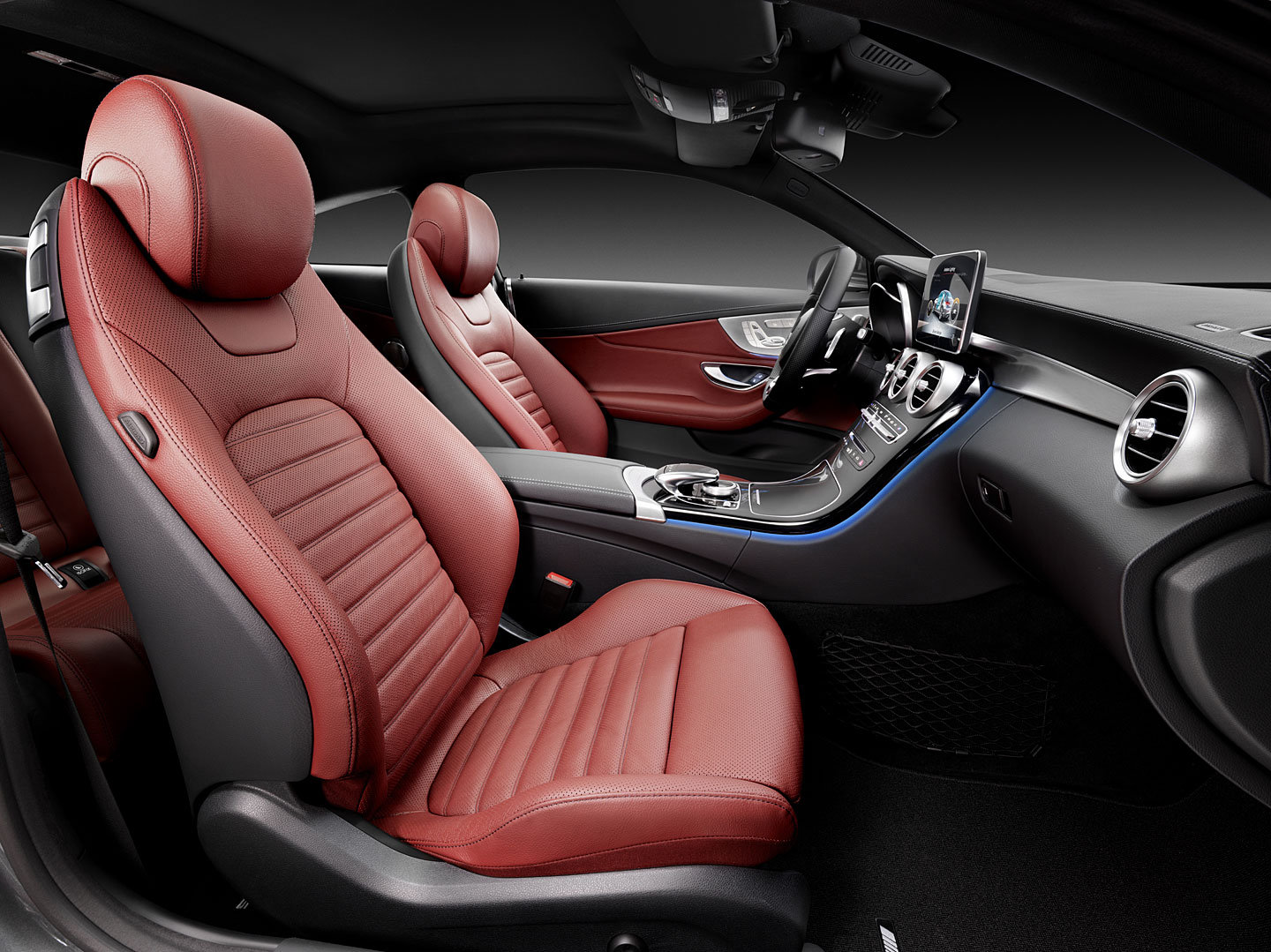 Interier Mercedesu-Benz C Coupe se nese v luxusním duchu současných vozů značky.