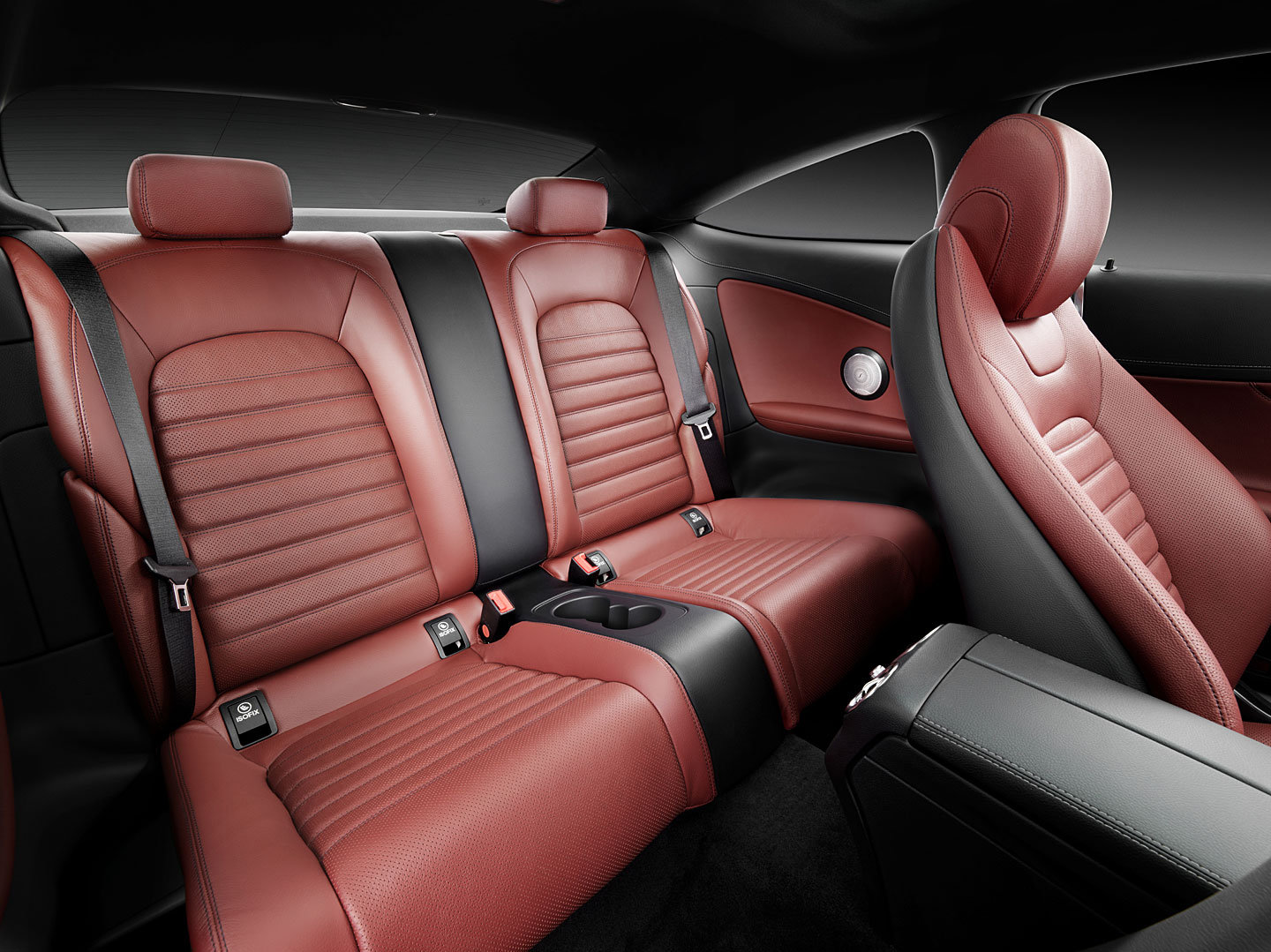 Interier Mercedesu-Benz C Coupe se nese v luxusním duchu současných vozů značky.