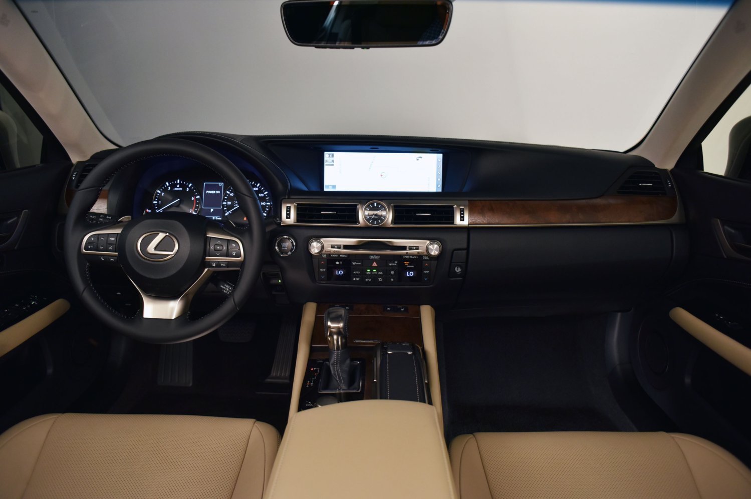 Interiér Lexusu GS se dočkal změn hlavně u obou výrazných displayů.