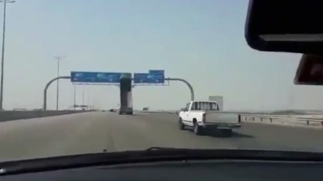 Neuvěřitelná nehoda na dálnici v Saúdké Arábii.
