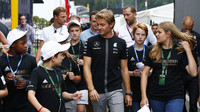 Nico Rosberg v obležení fanoušků při GP Belgie 2015
