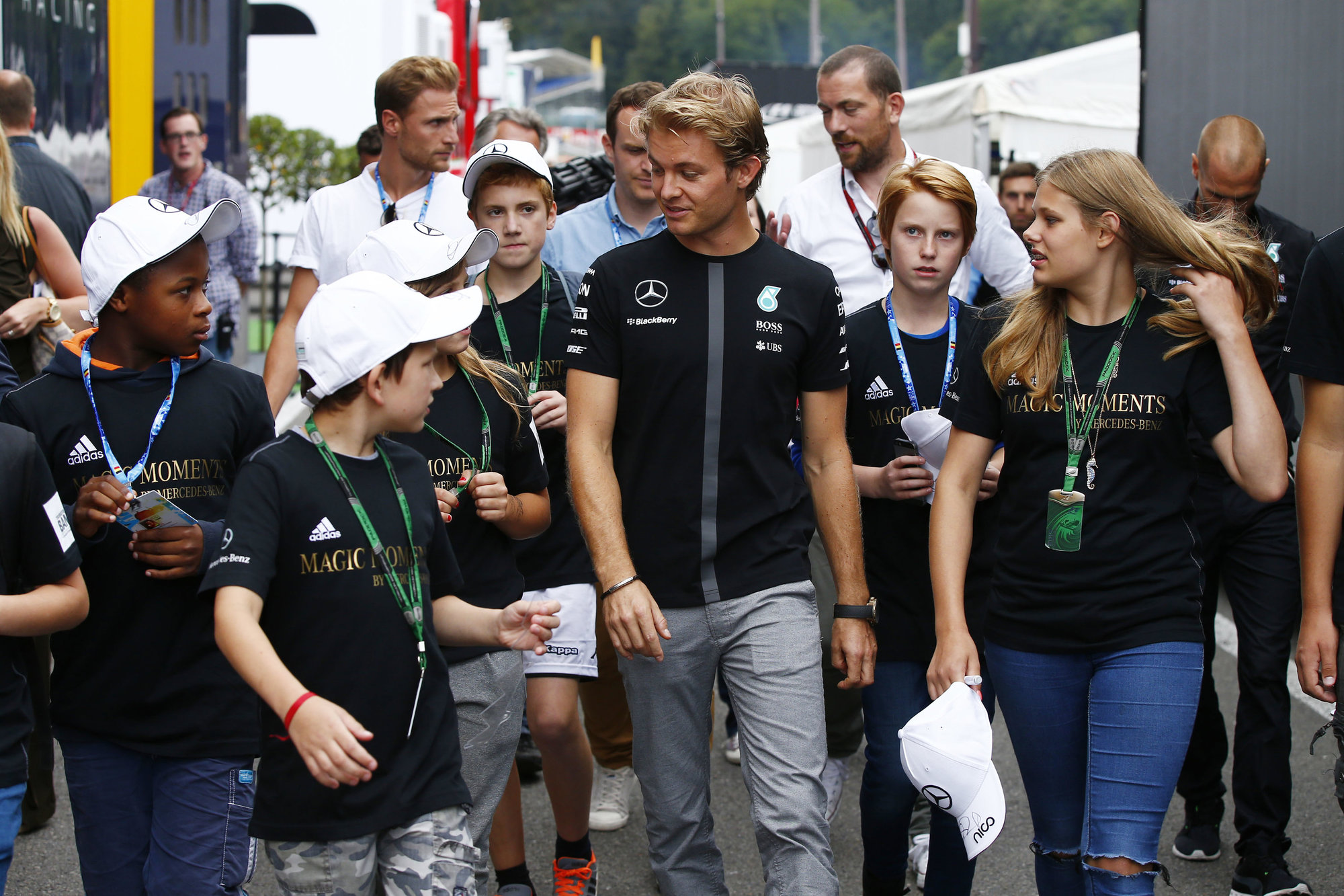 Nico Rosberg v obležení fanoušků při GP Belgie 2015