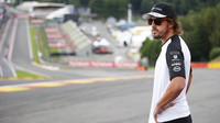 Fernando Alonso si prohlíží trať ve Spa-Francorchamps
