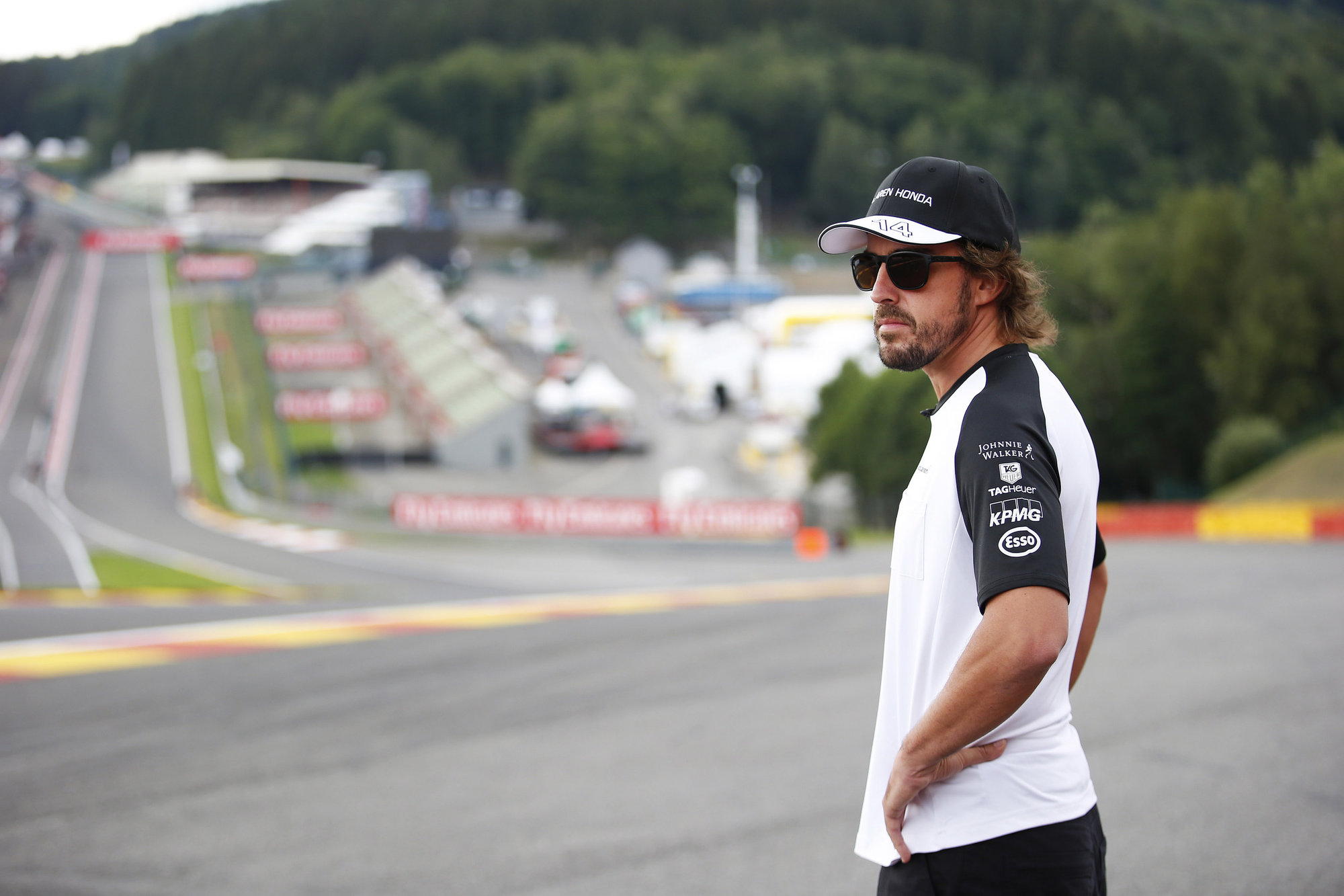 Fernando Alonso si prohlíží trať ve Spa-Francorchamps