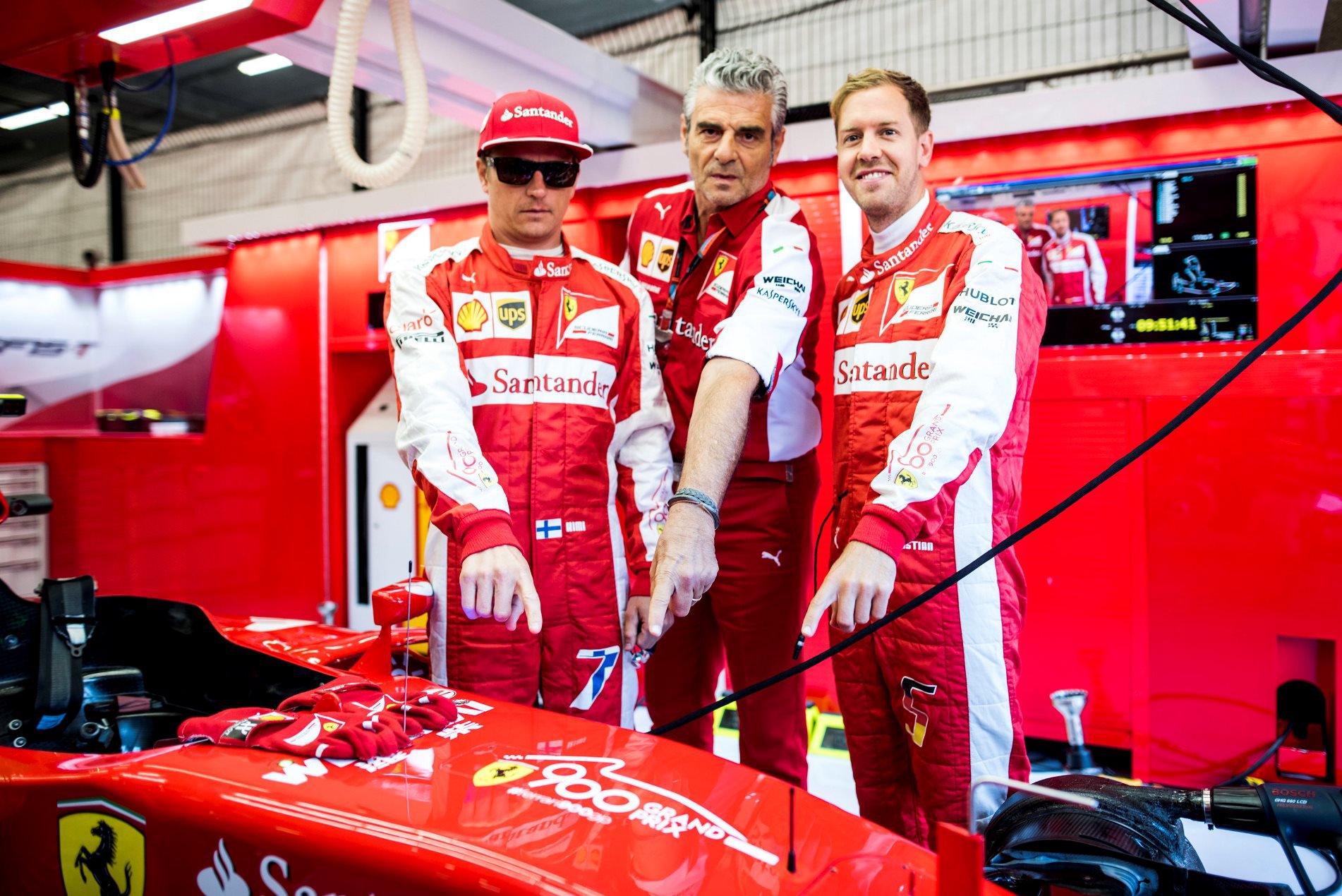 Piloti Räikkönen a Vettel pózují se šéfem týmu Arrivabenem před volnými tréninky na GP Belgie 2015