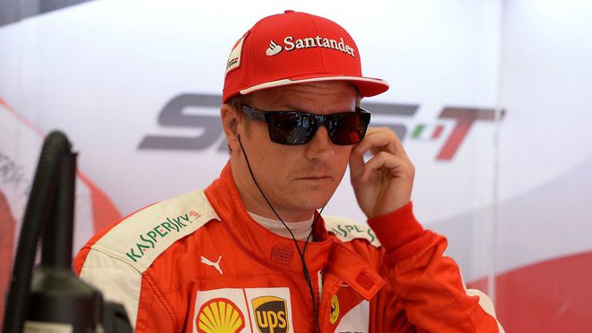 Kimi Räikkönen v boxech Ferrari před kvalifikací na GP Belgie 2015