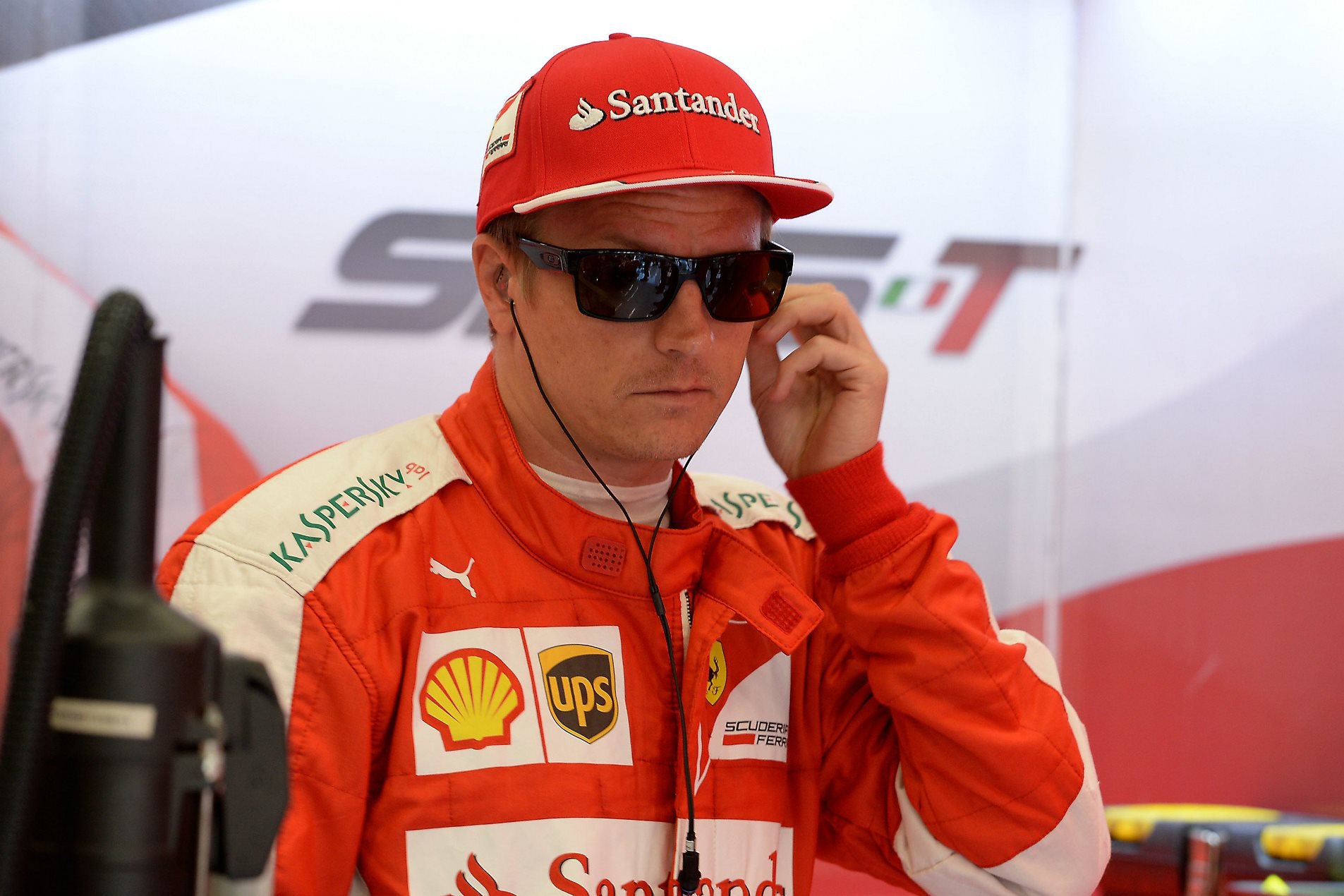 Kimi Räikkönen v boxech Ferrari před kvalifikací na GP Belgie 2015