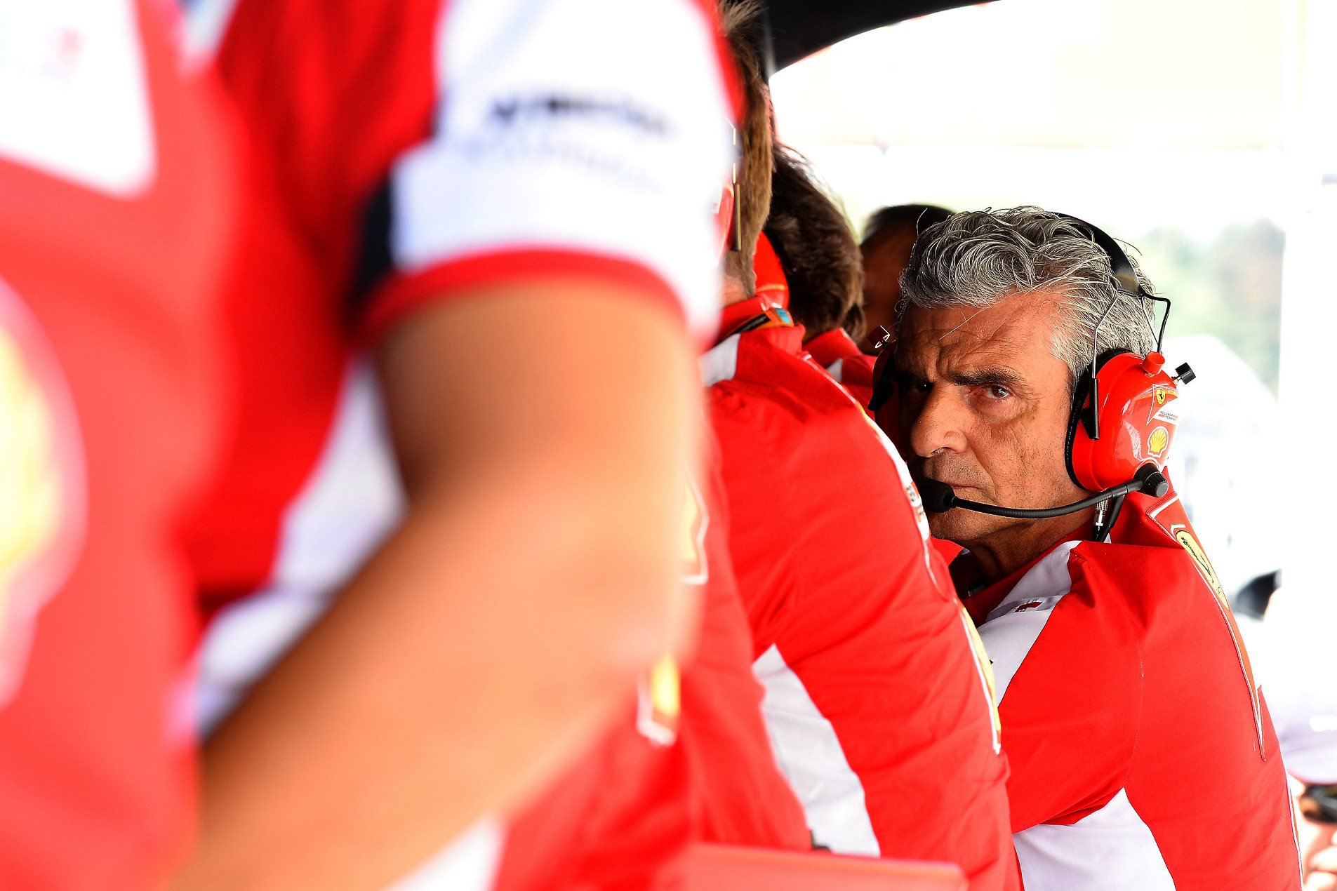Přestože šéf týmu Maurizio Arrivabene sledoval vše ostřížím zrakem, monoposty Ferrari k nejrychlejším při kvalifikaci nepatřily