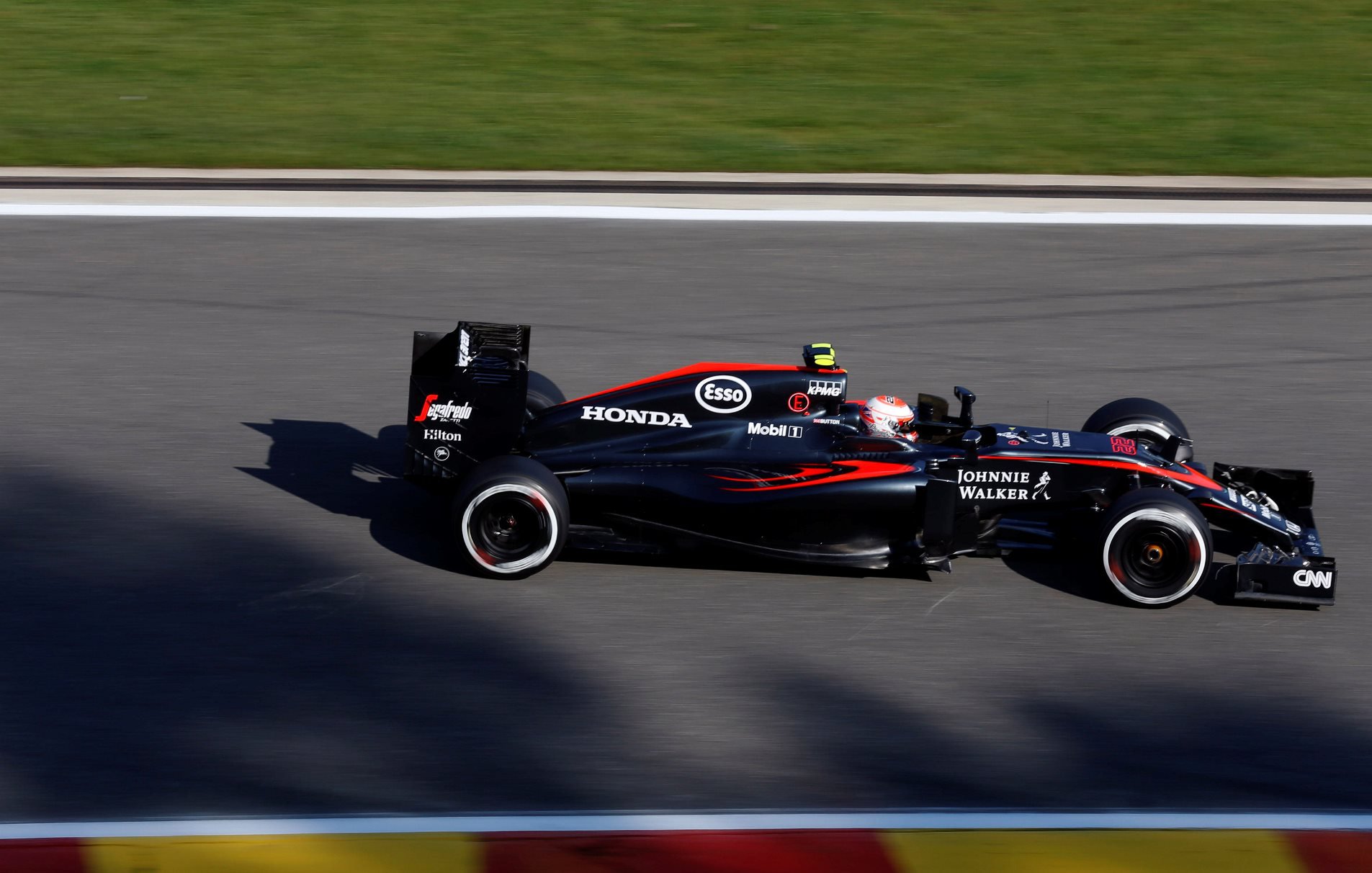Jenson Button při přípravě na GP Belgie 2015