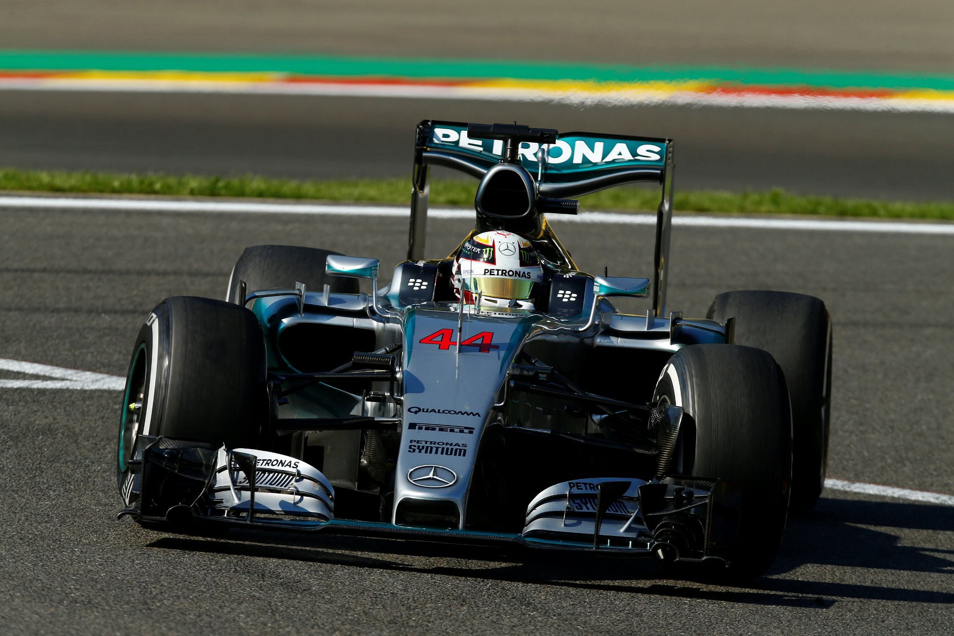 Lewis Hamilton při kvalifikaci na GP Belgie 2015 v monopostu Mercedes F1 W06 Hybrid