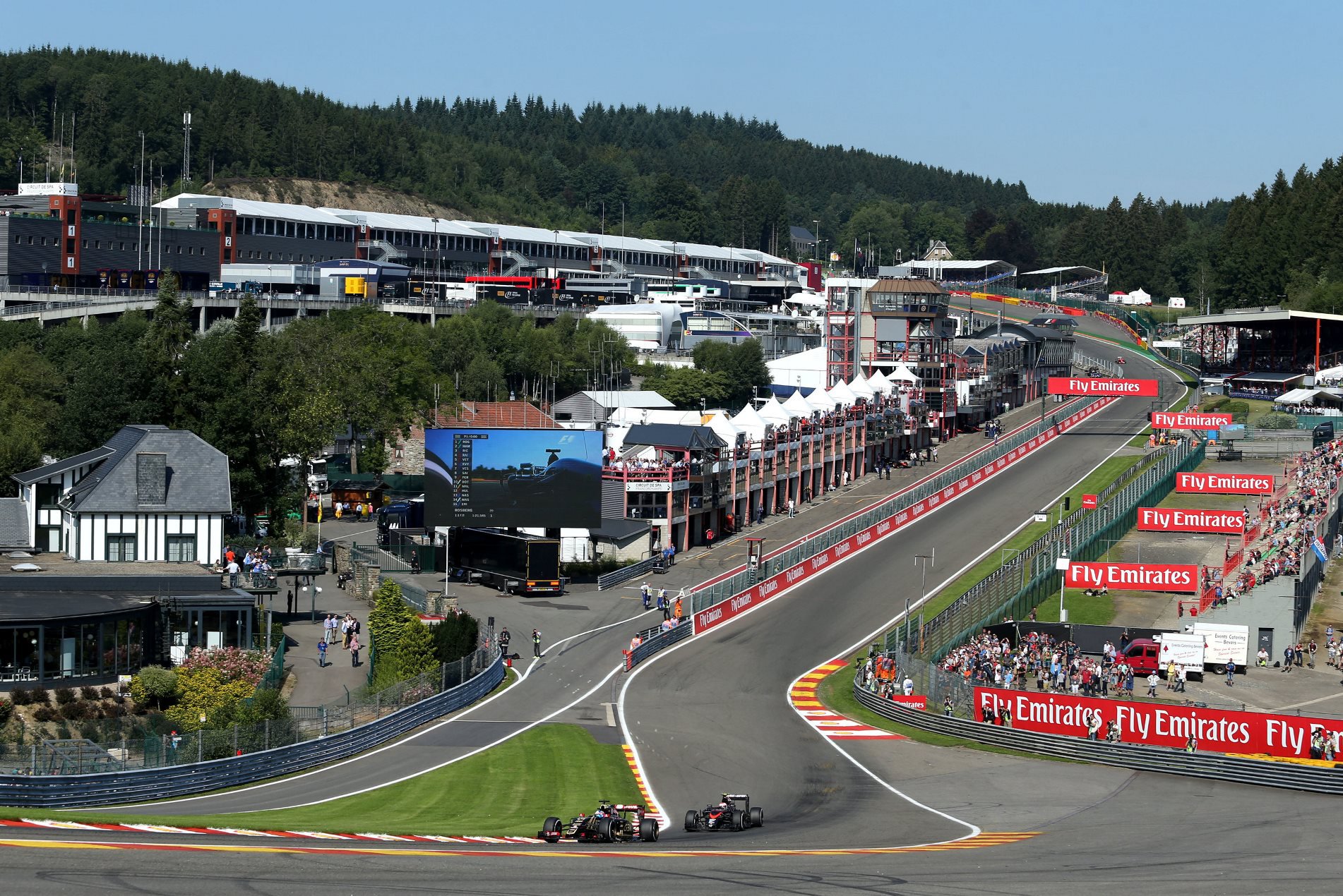 Monoposty stájí Lotus a McLaren při přípravě na GP Belgie 2015 na slavném okruhu Spa-Francorchamps