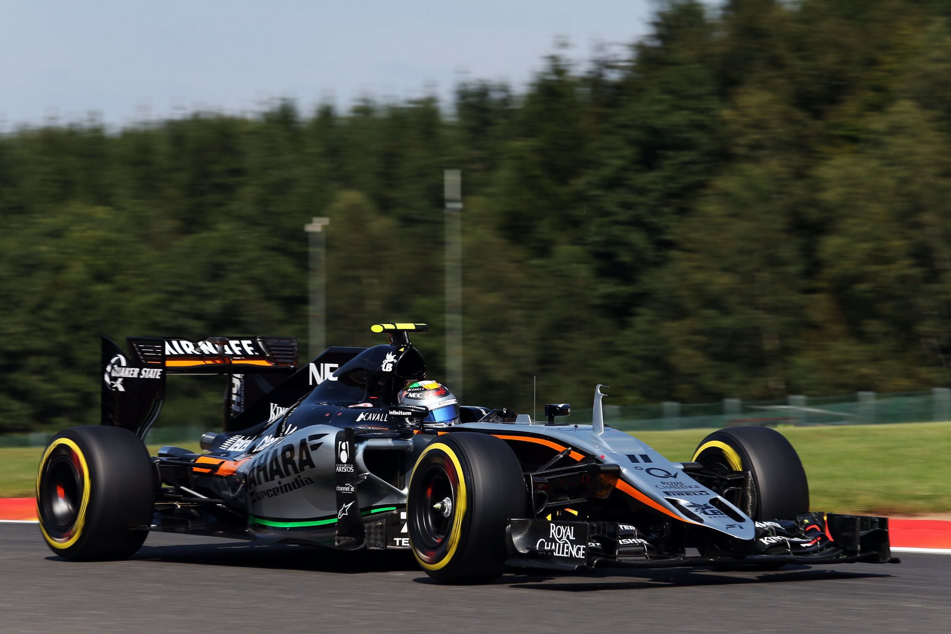 Sergio Perez při sobotní přípravě na kvalifikaci GP Belgie 2015 v monopostu Force India VJM08 - Mercedes