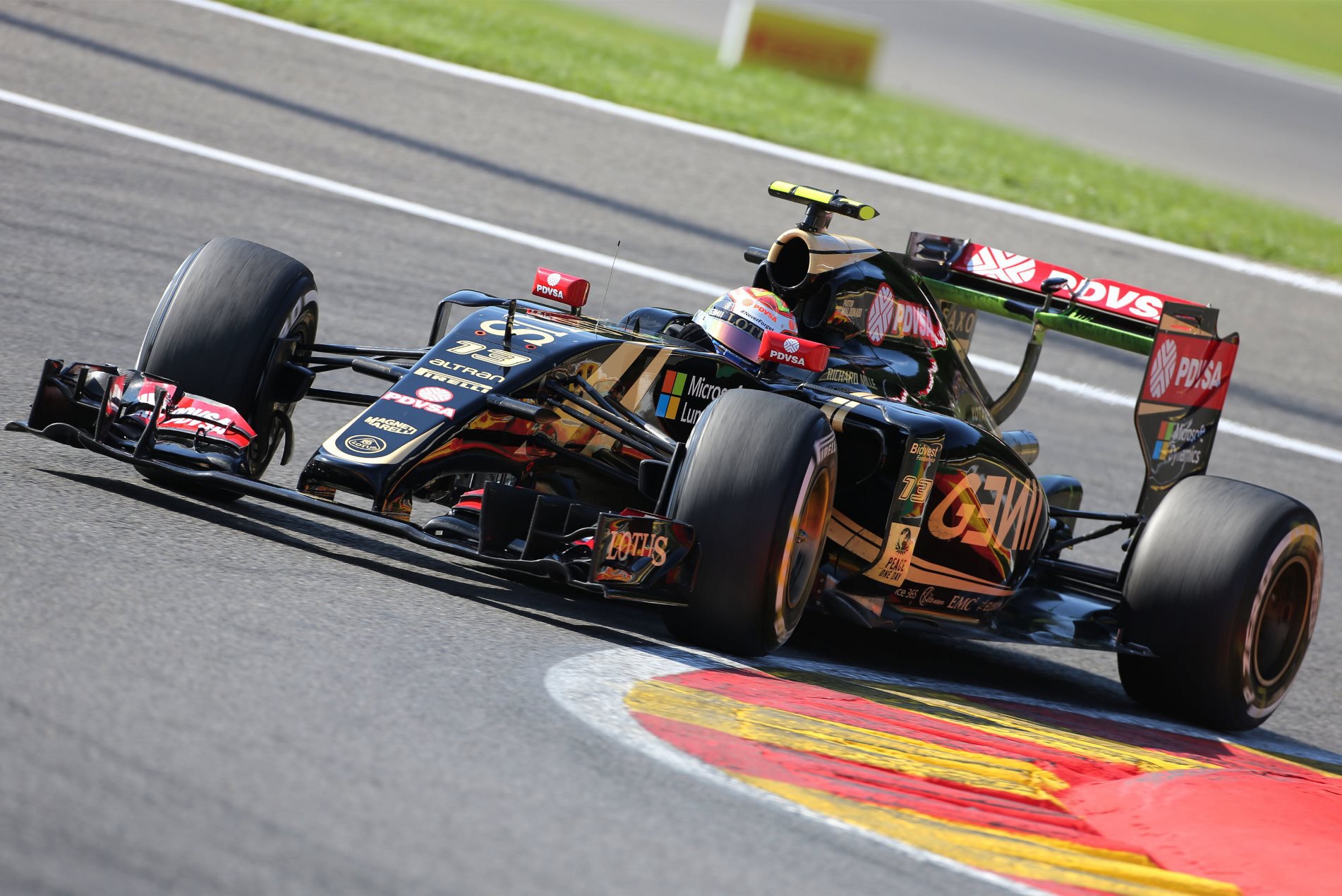 Pastor Maldonado při sobotní kvalifikaci na GP Belgie 2015 v monopostu Lotus E23 - Mercedes