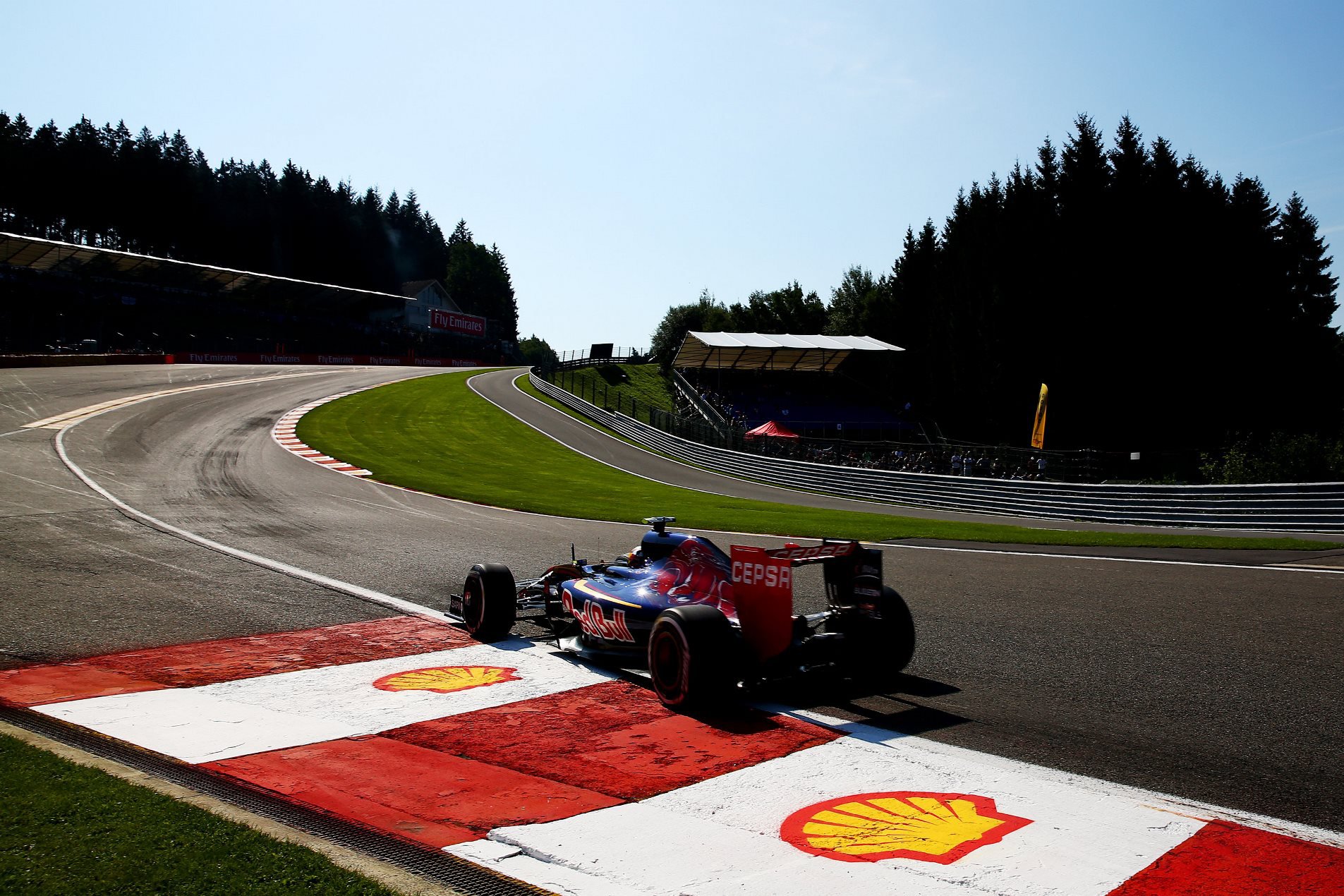 Monopost stáje Toro Rosso při tréninku na GP Belgie 2015