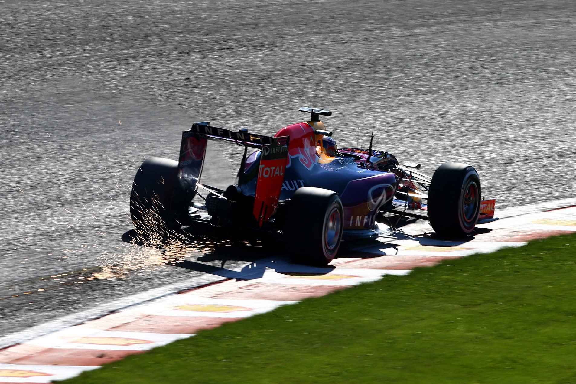 Monopost stáje Red Bull při kvalifikaci na GP Belgie 2015