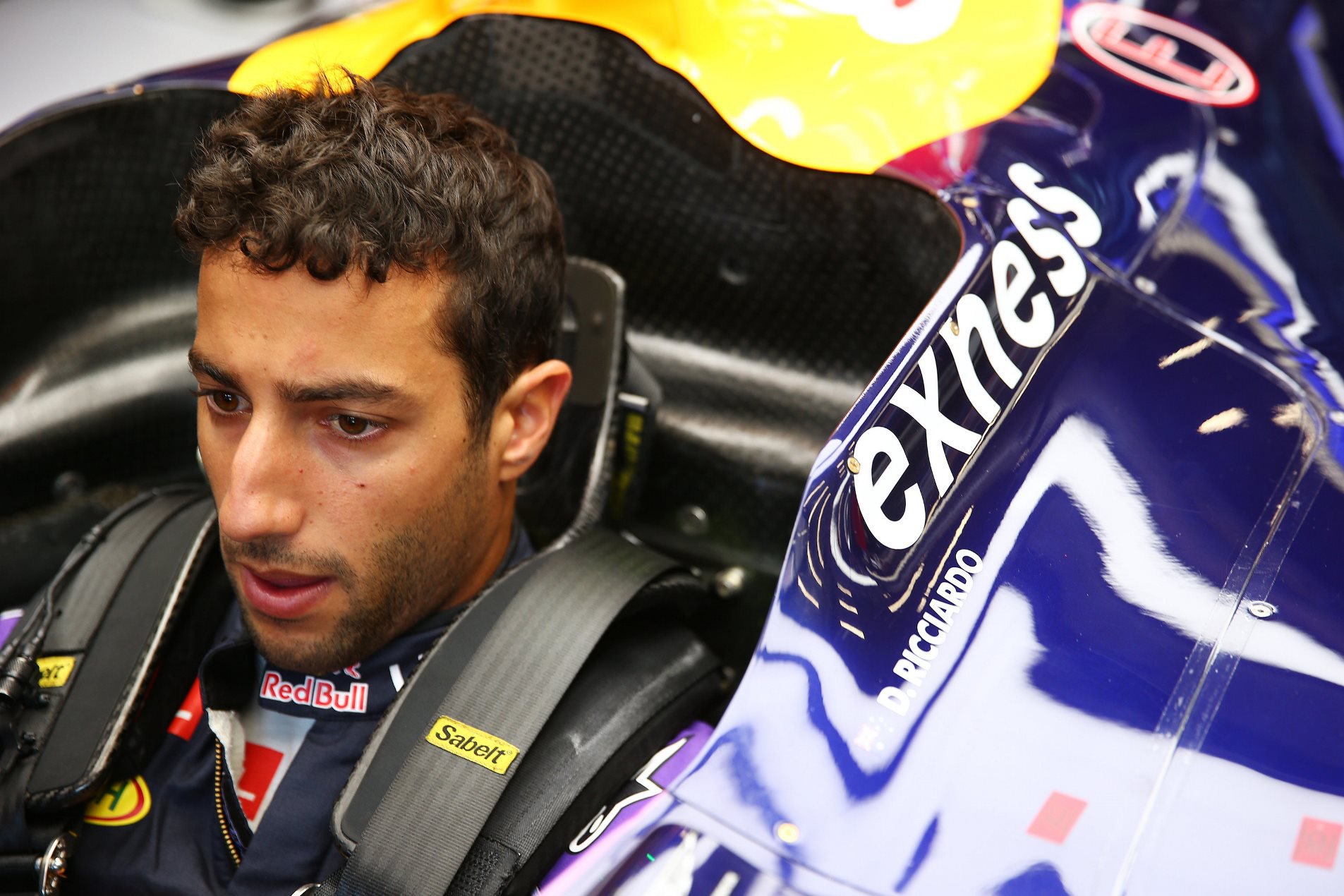Daniel Ricciardo v kokpitu monopostu Red Bull při kvalifikaci na GP Belgie 2015