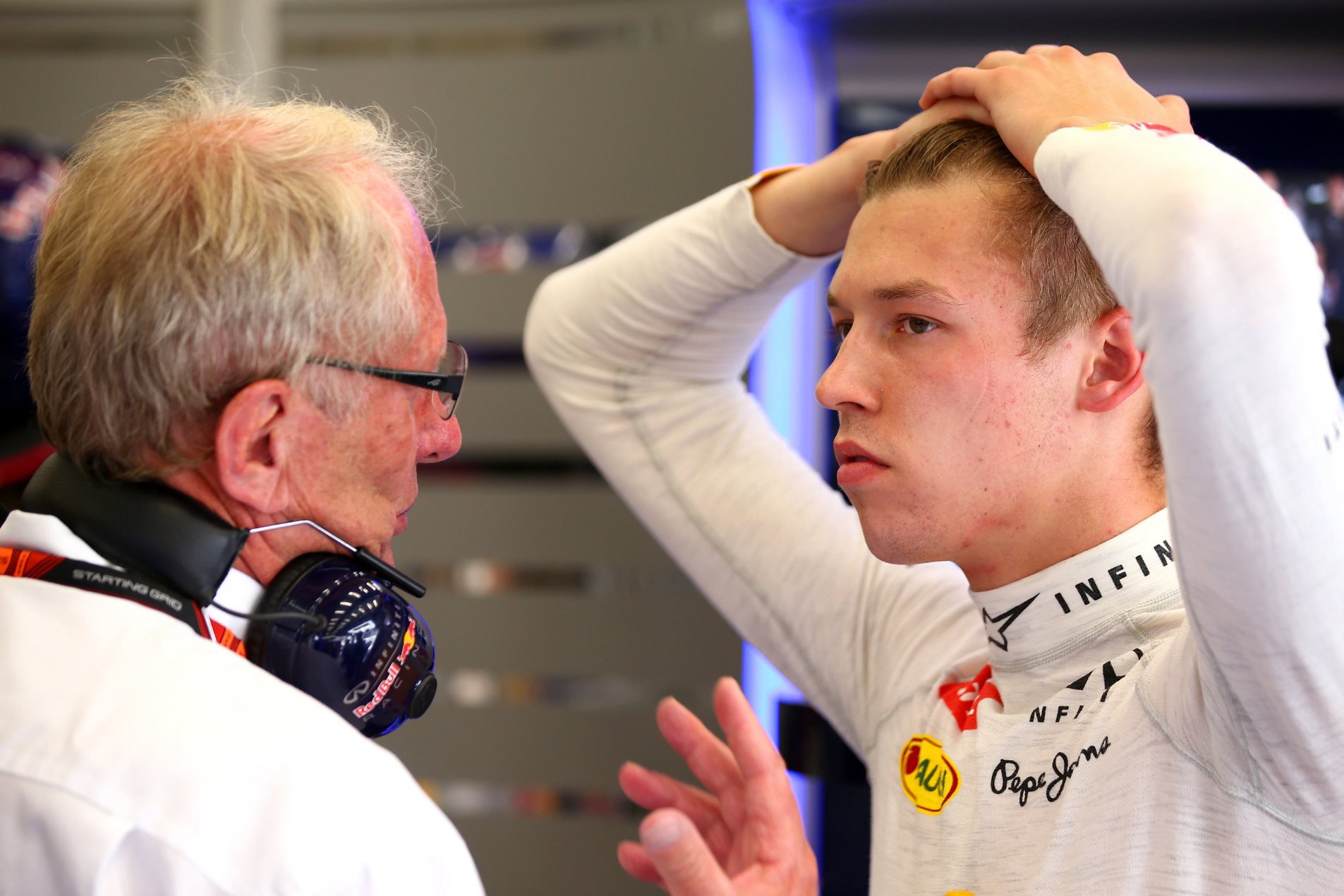 Helmut Marko a Daniil Kvjat diskutují v boxech stáje Red Bull před kvalifikací na GP Belgie 2015