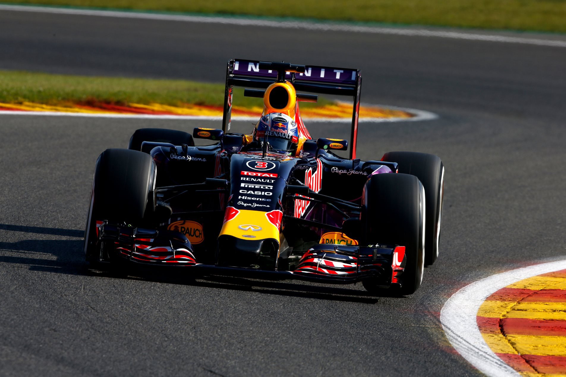 Daniel Ricciardo z týmu Red Bull při tréninku na GP Belgie 2015