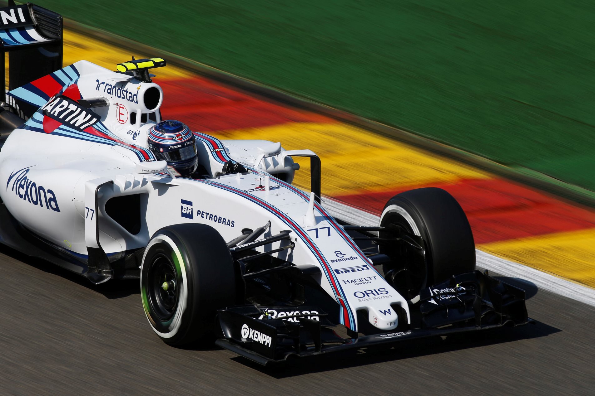 Valteri Bottas v monopostu Williams FW37 - Mercedes při kvalifikaci na GP Belgie 2015