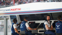 Rob Smedley dohlíží na přípravu vozů stáje Williams ke kvalifikaci na GP Belgie 2015