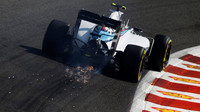 Jiskry za monopostem stáje Williams při tréninku na GP Belgie 2015
