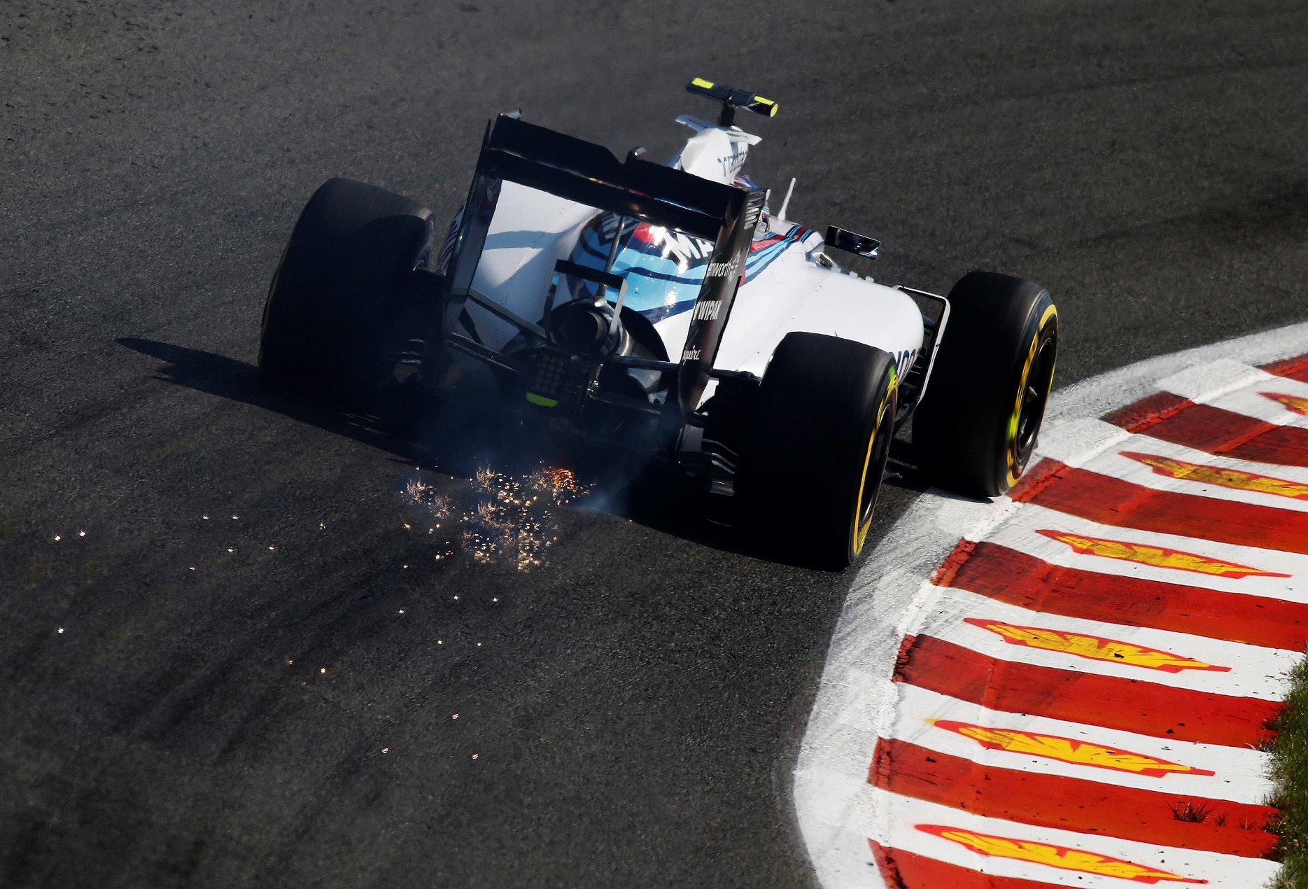 Jiskry za monopostem stáje Williams při tréninku na GP Belgie 2015