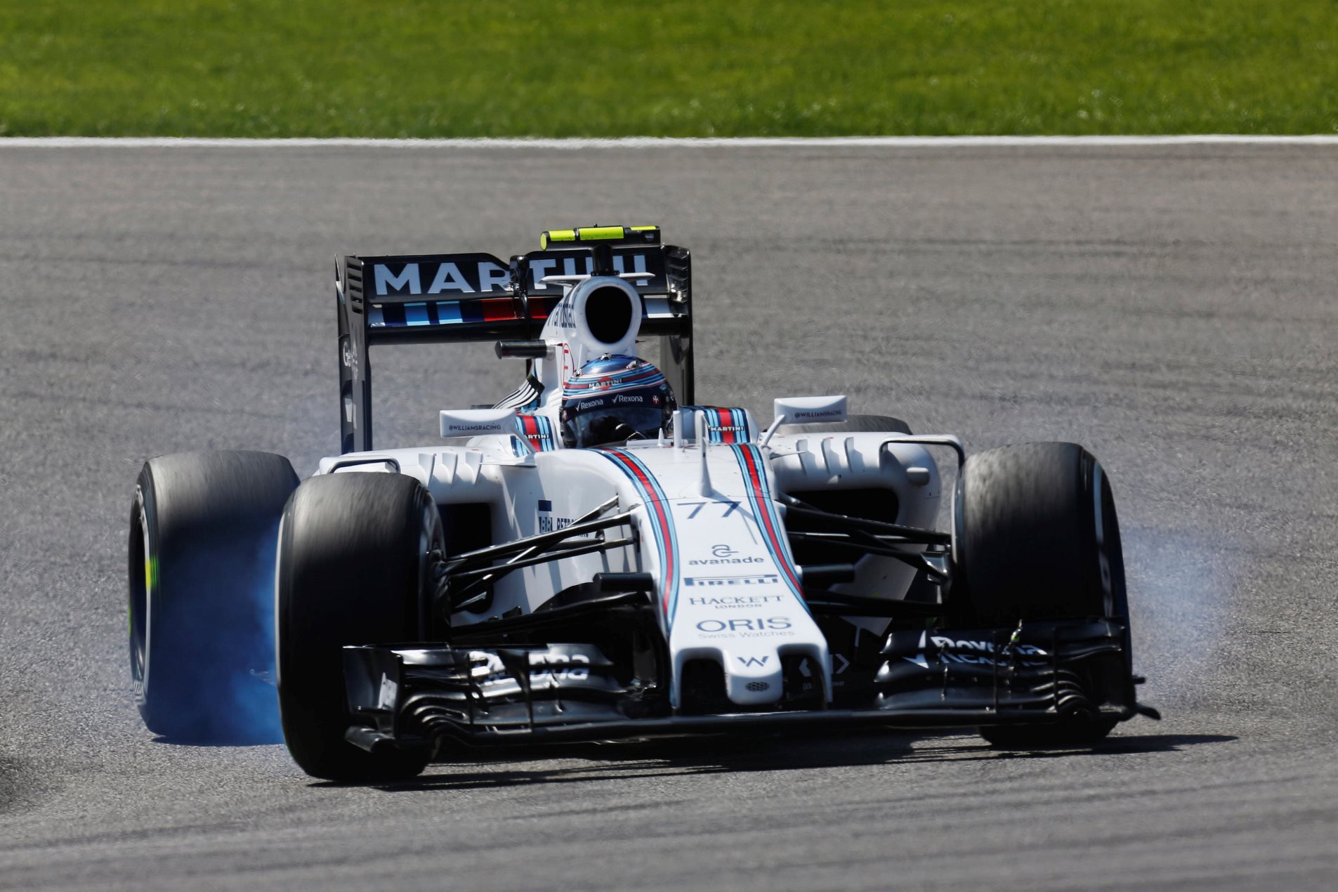Valteri Bottas v monopostu Williams FW37 - Mercedes při kvalifikaci na GP Belgie 2015