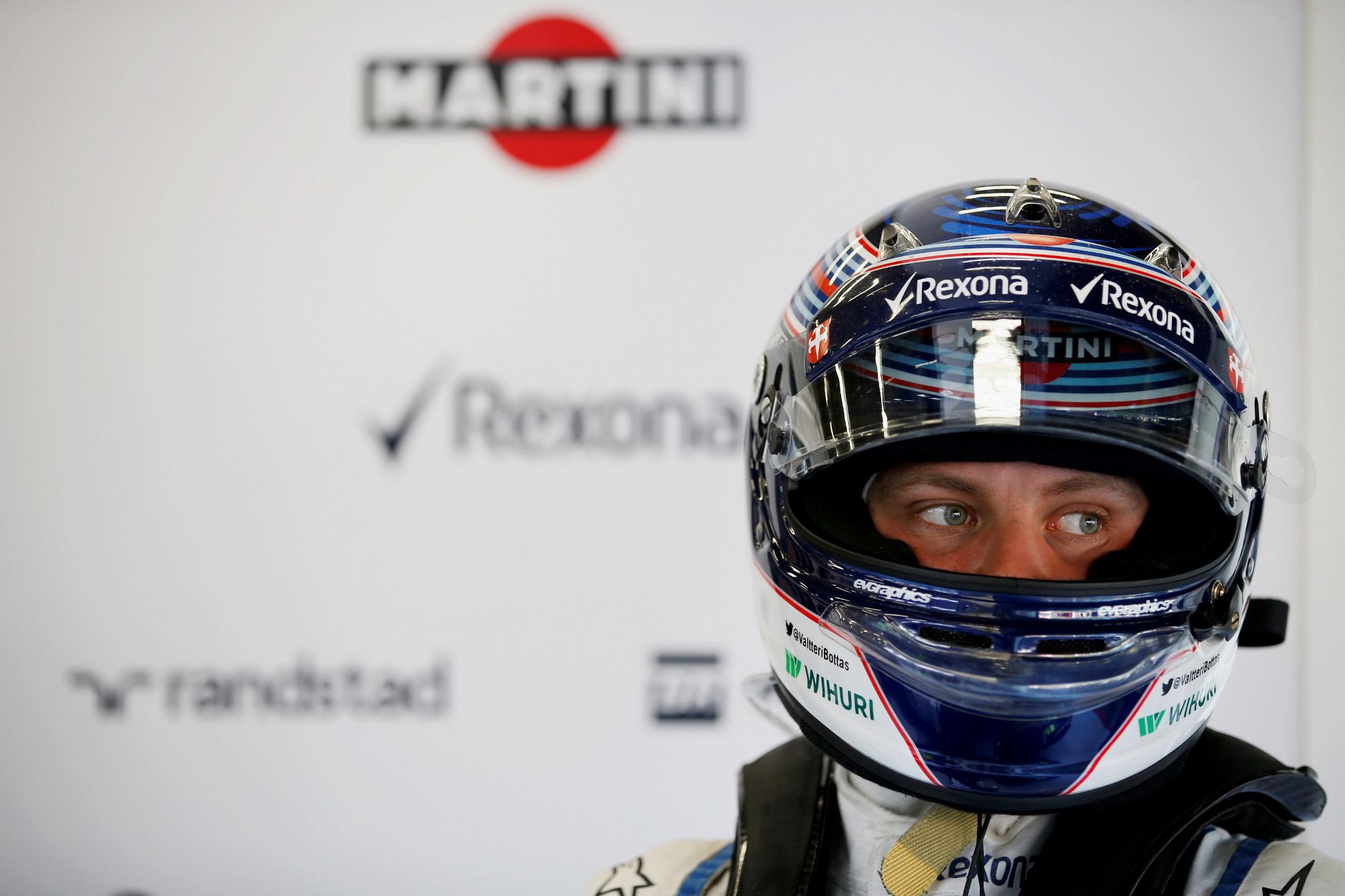 Valteri Bottas v boxech týmu Williams při GP Belgie 2015
