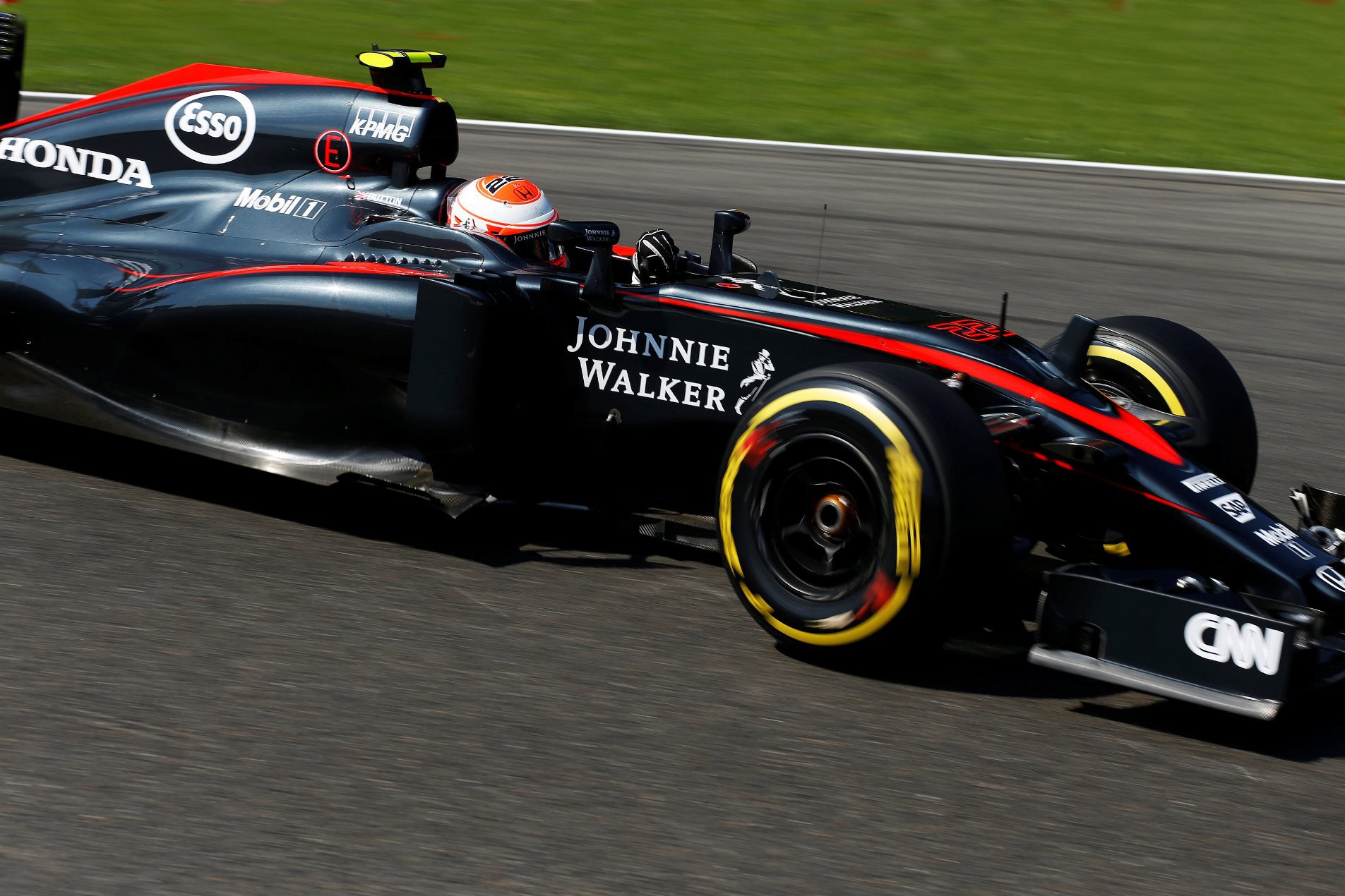 Jenson Button při sobotním přípravném programu před GP Belgie 2015