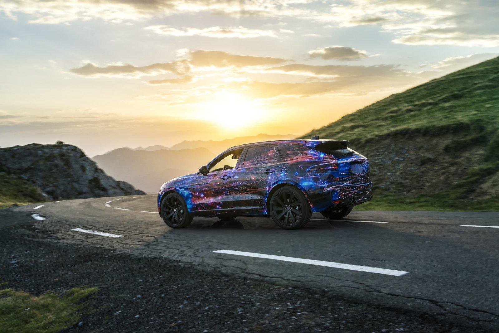 Jaguar F-Pace (s maskovací fólií)