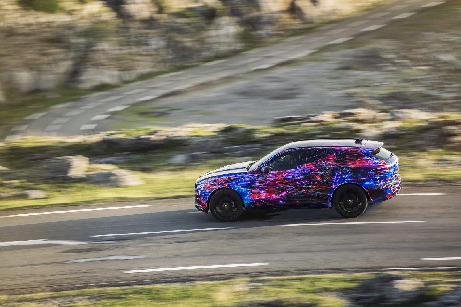 Jaguar F-Pace (s maskovací fólií)