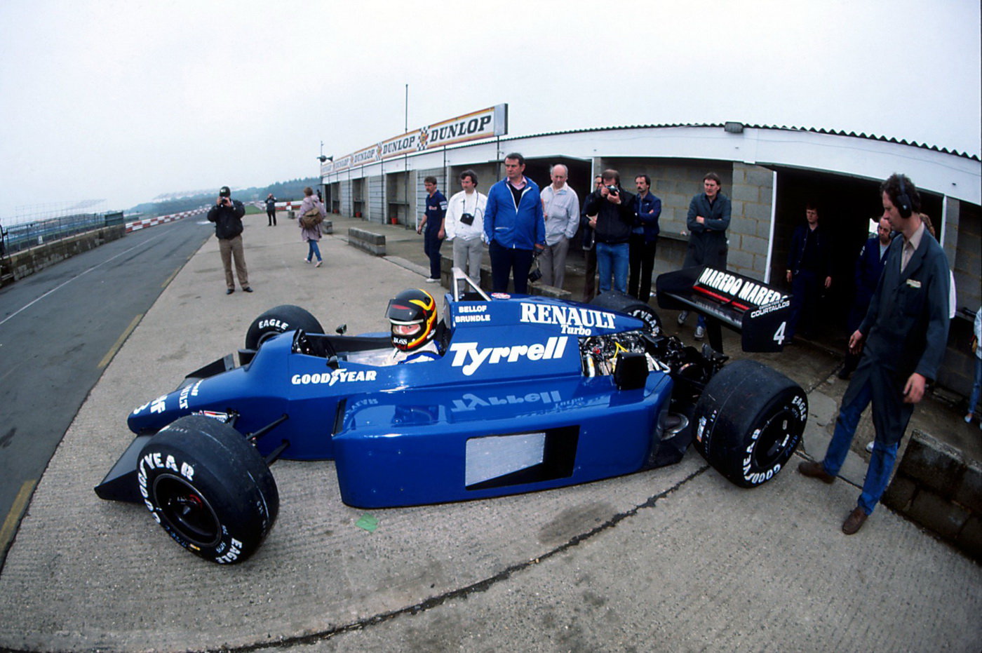 Stefan Bellof při testu vozu Tyrrell 014 v Silverstone