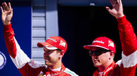 Sebastian Vettel a Kimi Räikkönen se radují po kvalifikaci, GP Itálie (Monza))